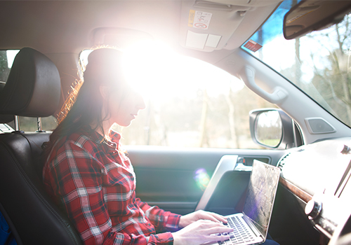 Mulher a trabalhar no carro