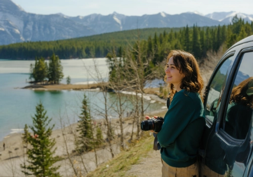 Jovem a explorar a natureza durante um gap year numa road trip