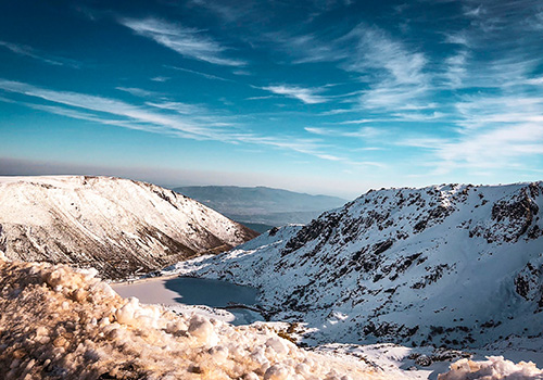 Paisagem da Serra da Estrela coberta de neve 