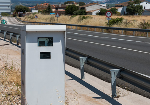 Radar de velocidade usado no controlo de multas de trânsito numa autoestrada.