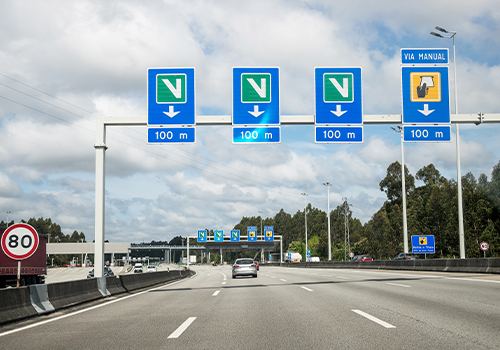 Segmento da autoestrada A3 com placas indicativas de Via Verde.