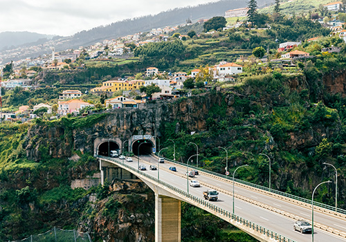 Autoestrada a atravessar túnel na ilha da Madeira