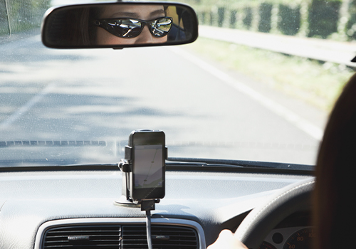 Mulher a conduzir com GPS ligado