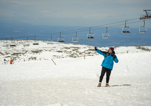 Homem a tirar selfie na Serra da Estrela